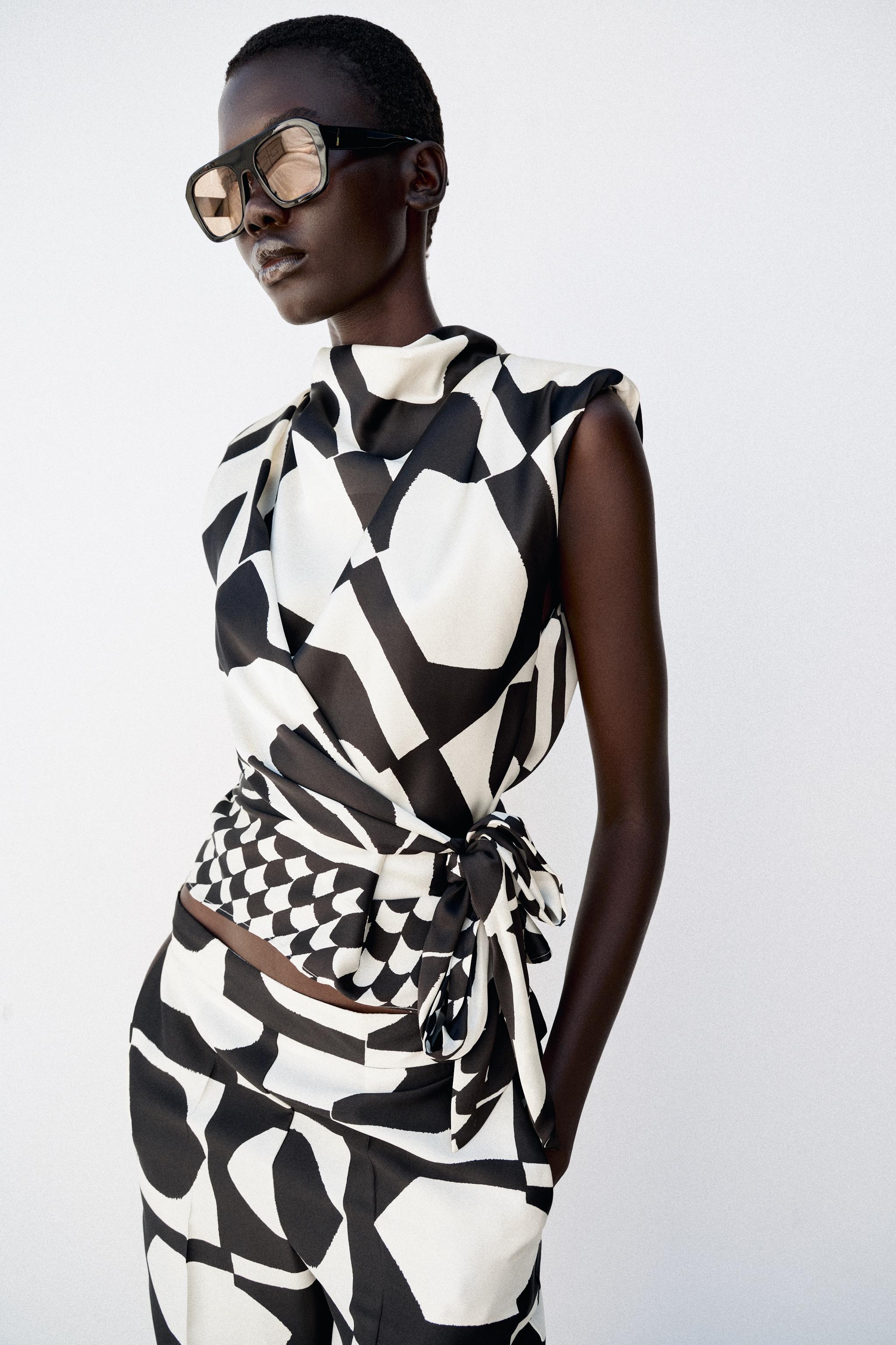GEOMETRIC PRINT SHOULDER PAD TOP
